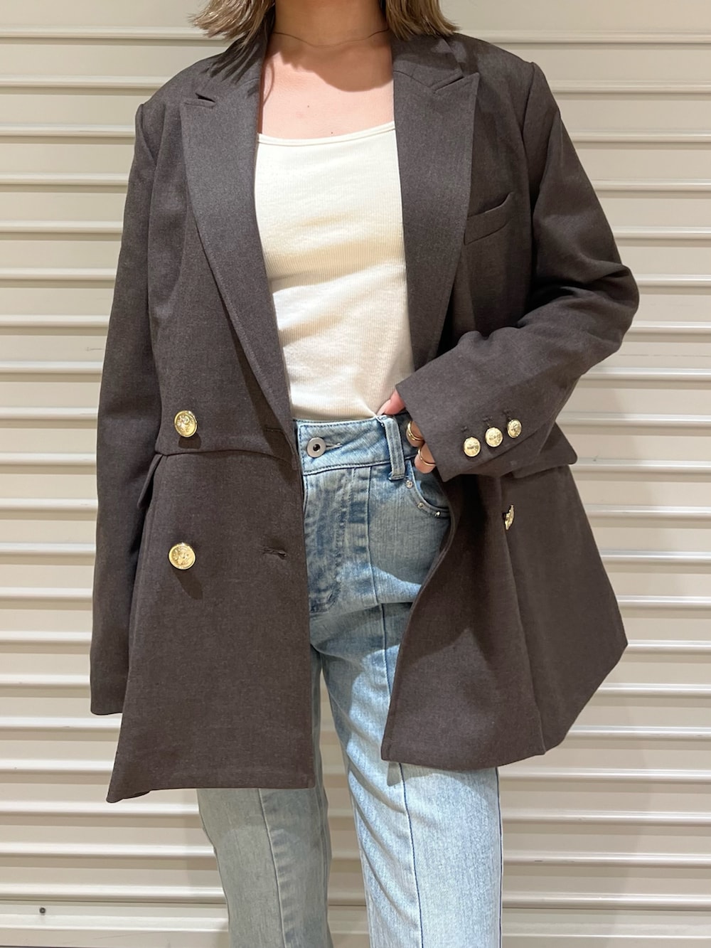 ブルー系のその他パンツ、ブラウン系のローファー、ブラウン系のテーラードジャケットを着用したレディースの秋コーディネートの5枚目の写真