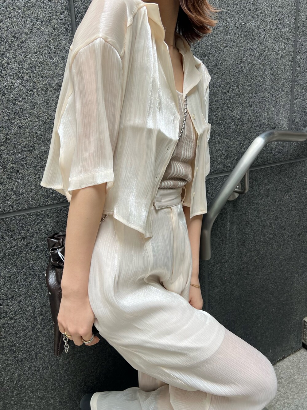 ホワイト系のシャツ/ブラウス、ホワイト系のタンクトップ、ホワイト系のその他パンツを着用したレディースの春コーディネートの7枚目の写真