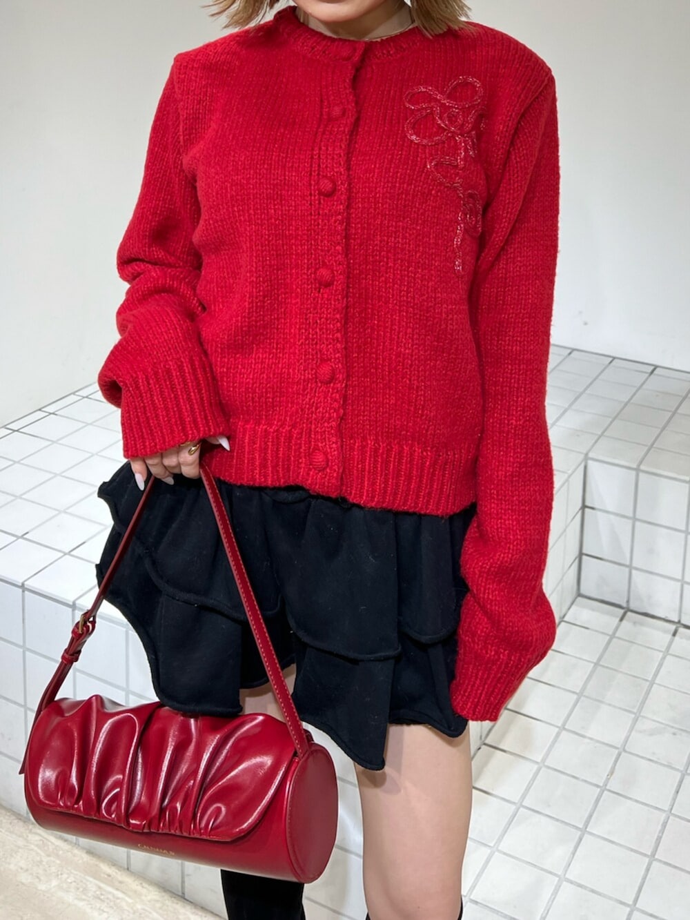 ブラック系のその他パンツ、ブラック系のブーツ、レッド系のハンドバッグを着用したレディースの冬コーディネートの5枚目の写真