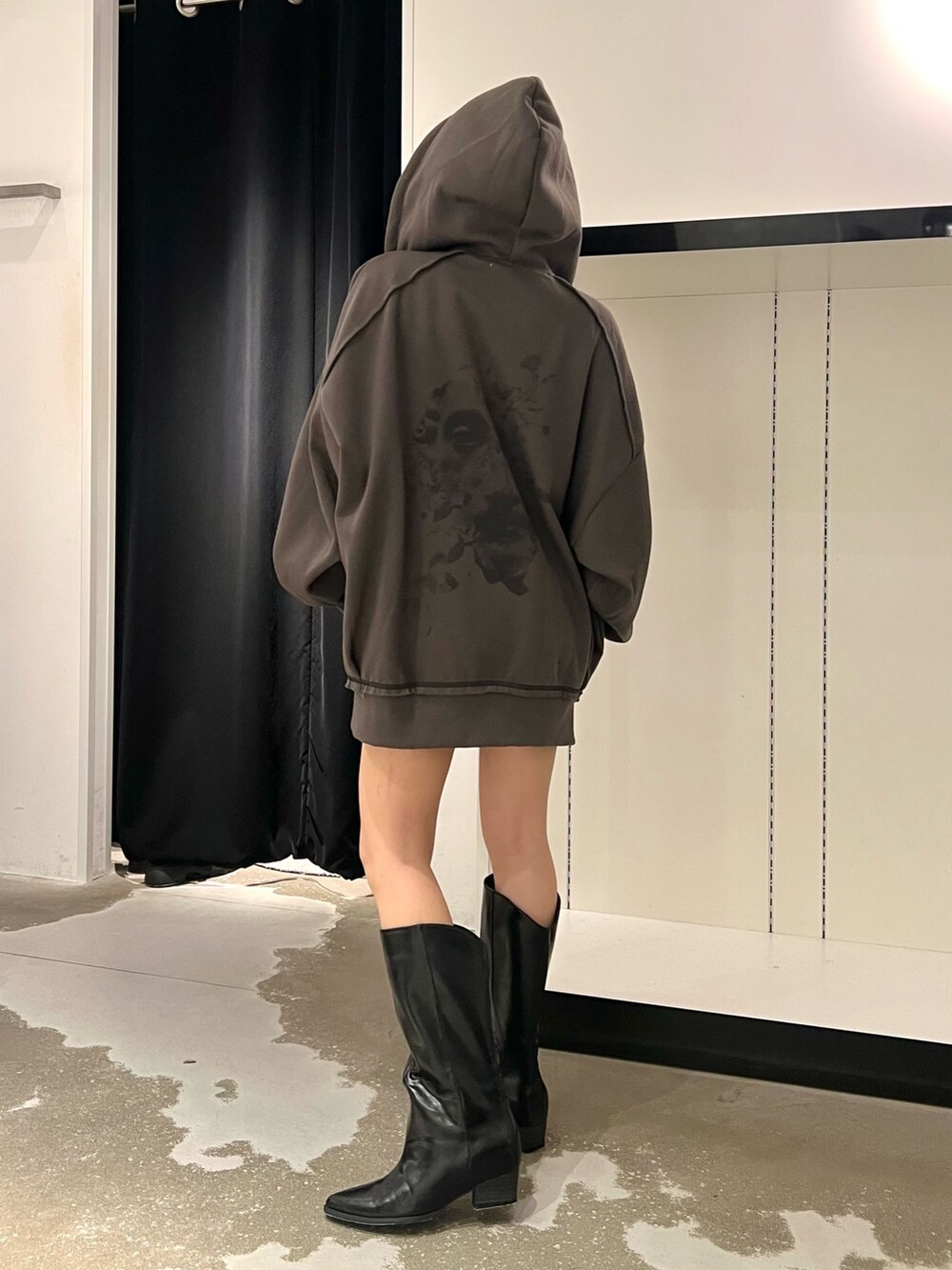 ブラック系のブーツ、ブラック系のその他パンツ、ホワイト系のTシャツ/カットソーを着用したレディースの秋コーディネートの4枚目の写真