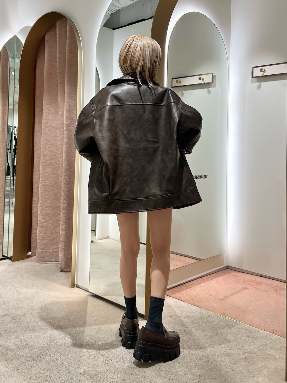 ブラウン系のライダースジャケット、ブラウン系のその他パンツ、ブラウン系のローファーを着用したレディースの秋コーディネートの3枚目の写真