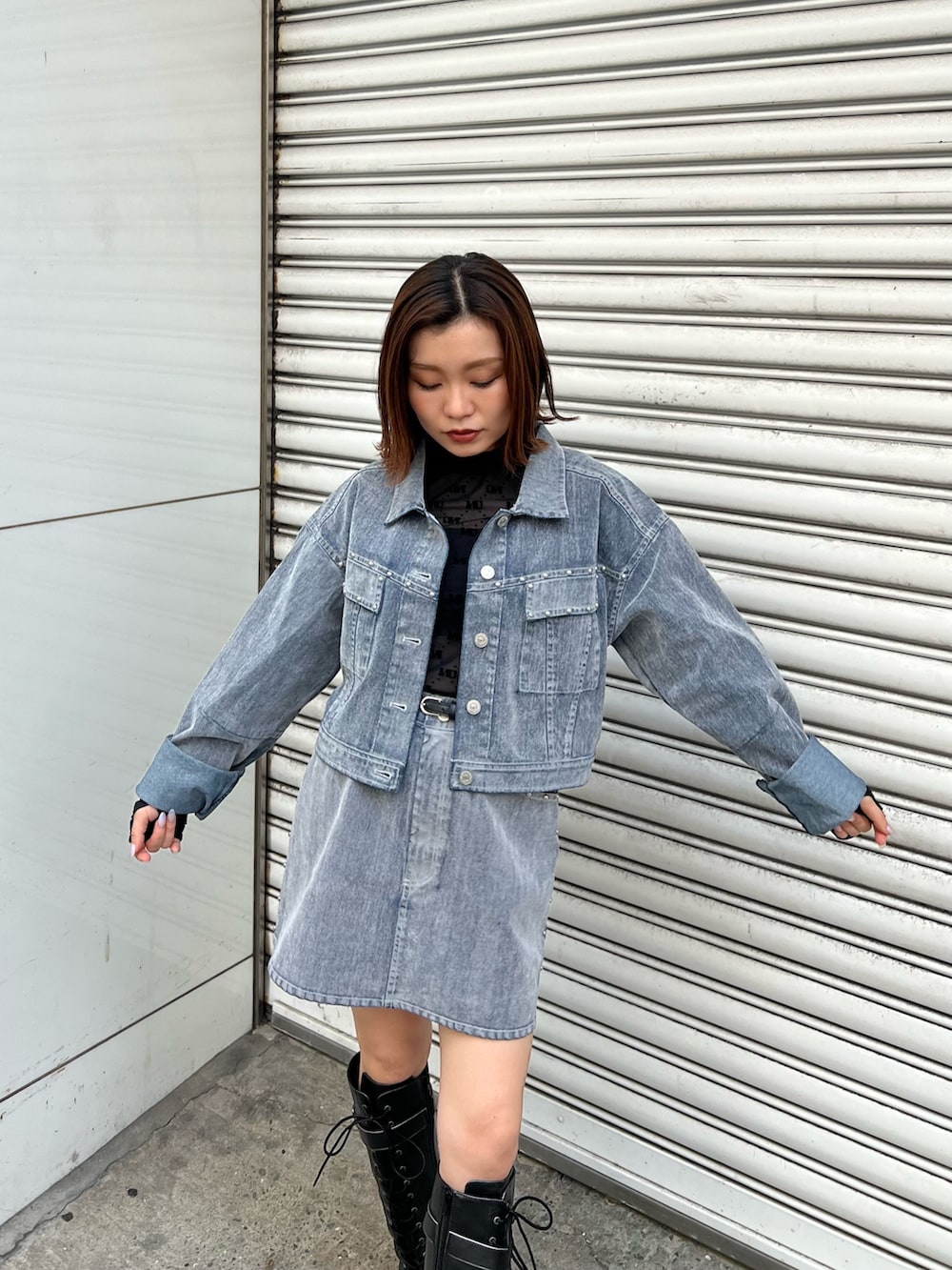 ブラック系のブーツ、ブラック系のTシャツ/カットソー、グレー系のデニムジャケットを着用したレディースの夏コーディネートの4枚目の写真