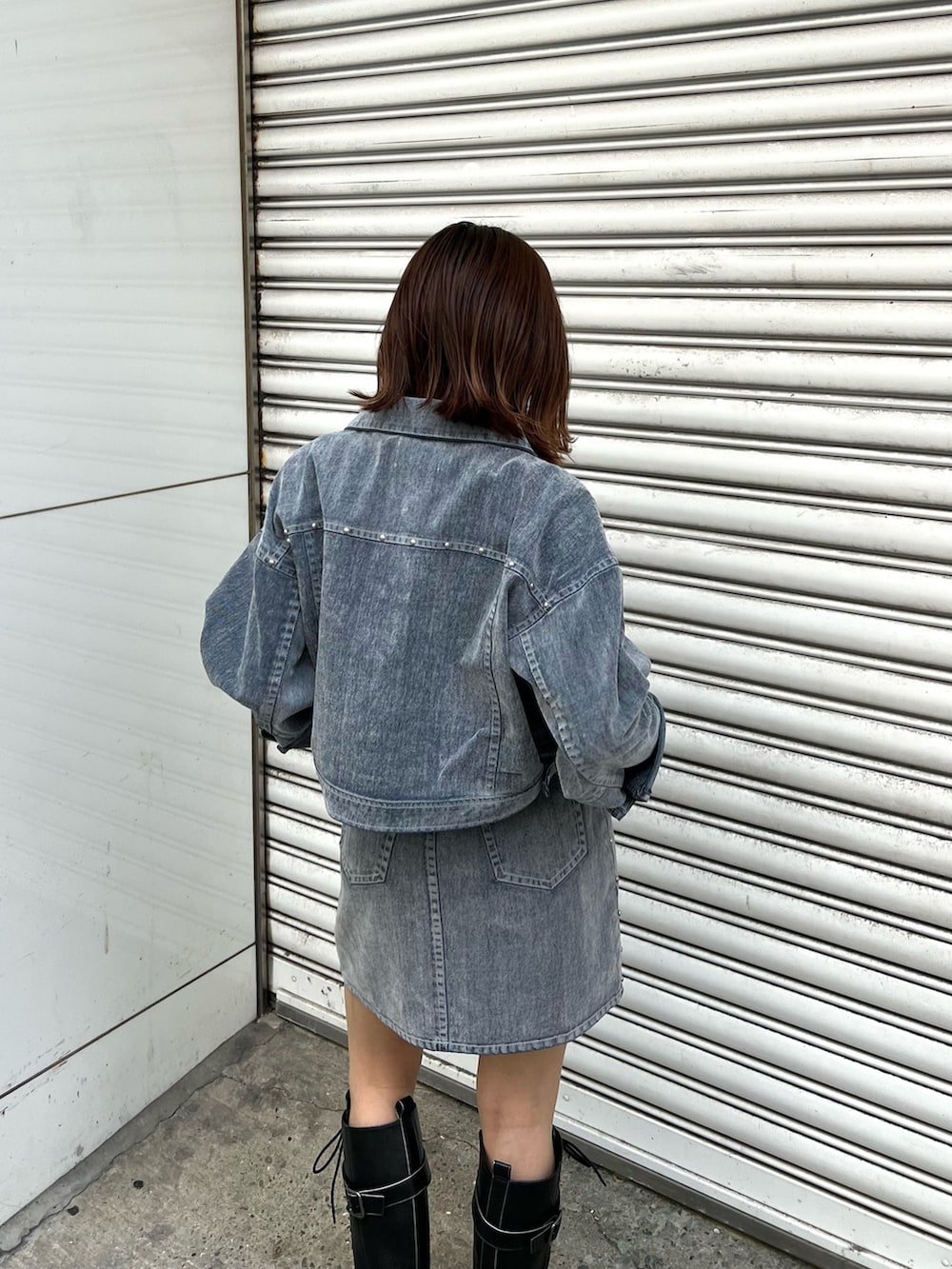 ブラック系のブーツ、ブラック系のTシャツ/カットソー、グレー系のデニムジャケットを着用したレディースの夏コーディネートの5枚目の写真