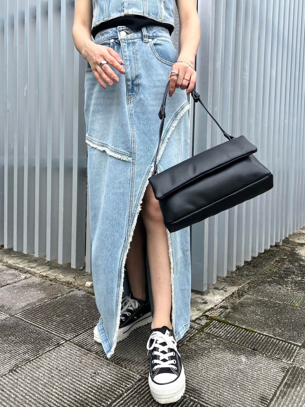 ブルー系のシャツ/ブラウス、ブルー系のデニムスカート、ブラック系のニット/セーターを着用したレディースの夏コーディネートの9枚目の写真