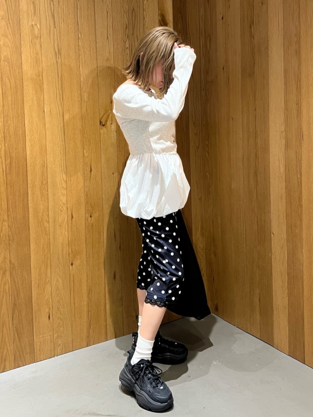 グレー系のTシャツ/カットソーを着用したレディースの春コーディネートの4枚目の写真