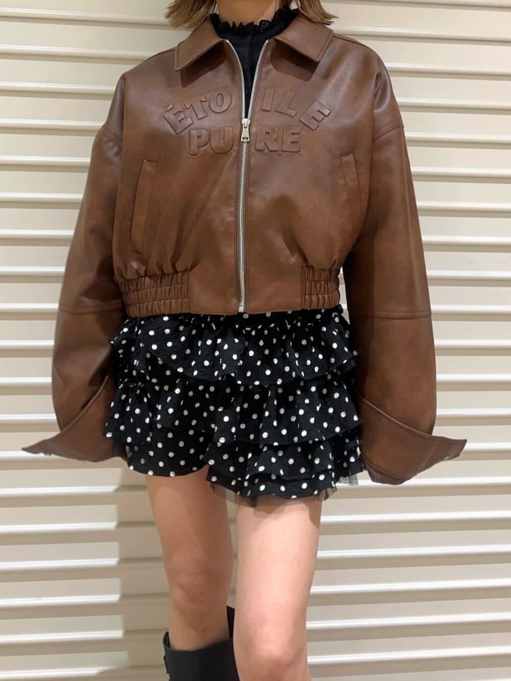 ブラック系のその他パンツ、ブラウン系のブルゾン、ブラック系のシャツ/ブラウスを着用したレディースの冬コーディネートの6枚目の写真