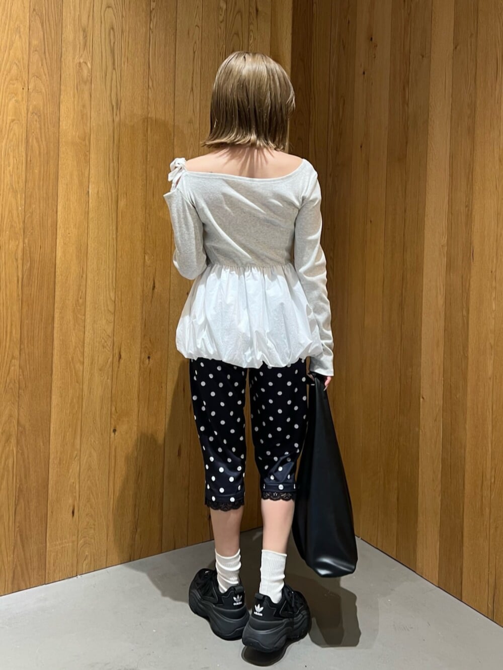 グレー系のTシャツ/カットソーを着用したレディースの春コーディネートの3枚目の写真