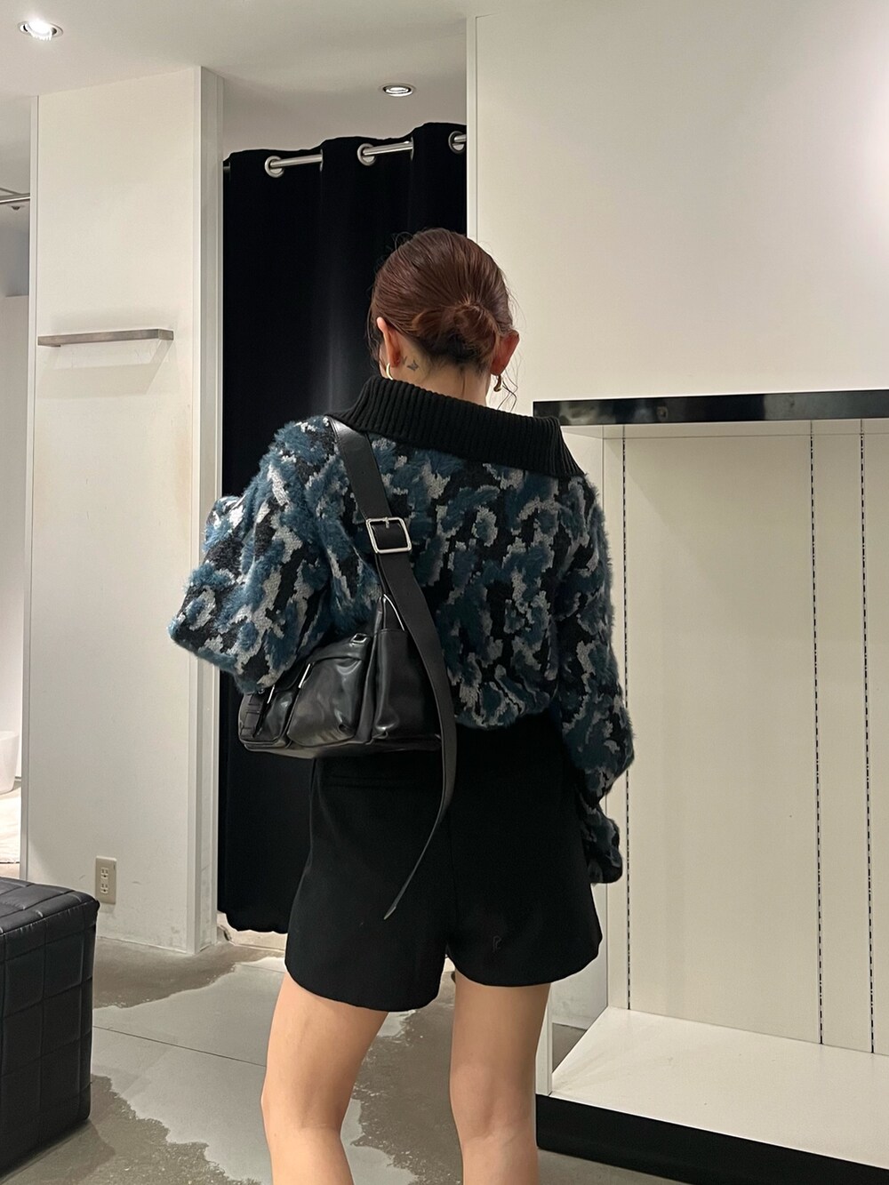 ブラック系のその他パンツ、ブラック系のニット/セーター、ブラック系のブーツを着用したレディースの秋コーディネートの5枚目の写真