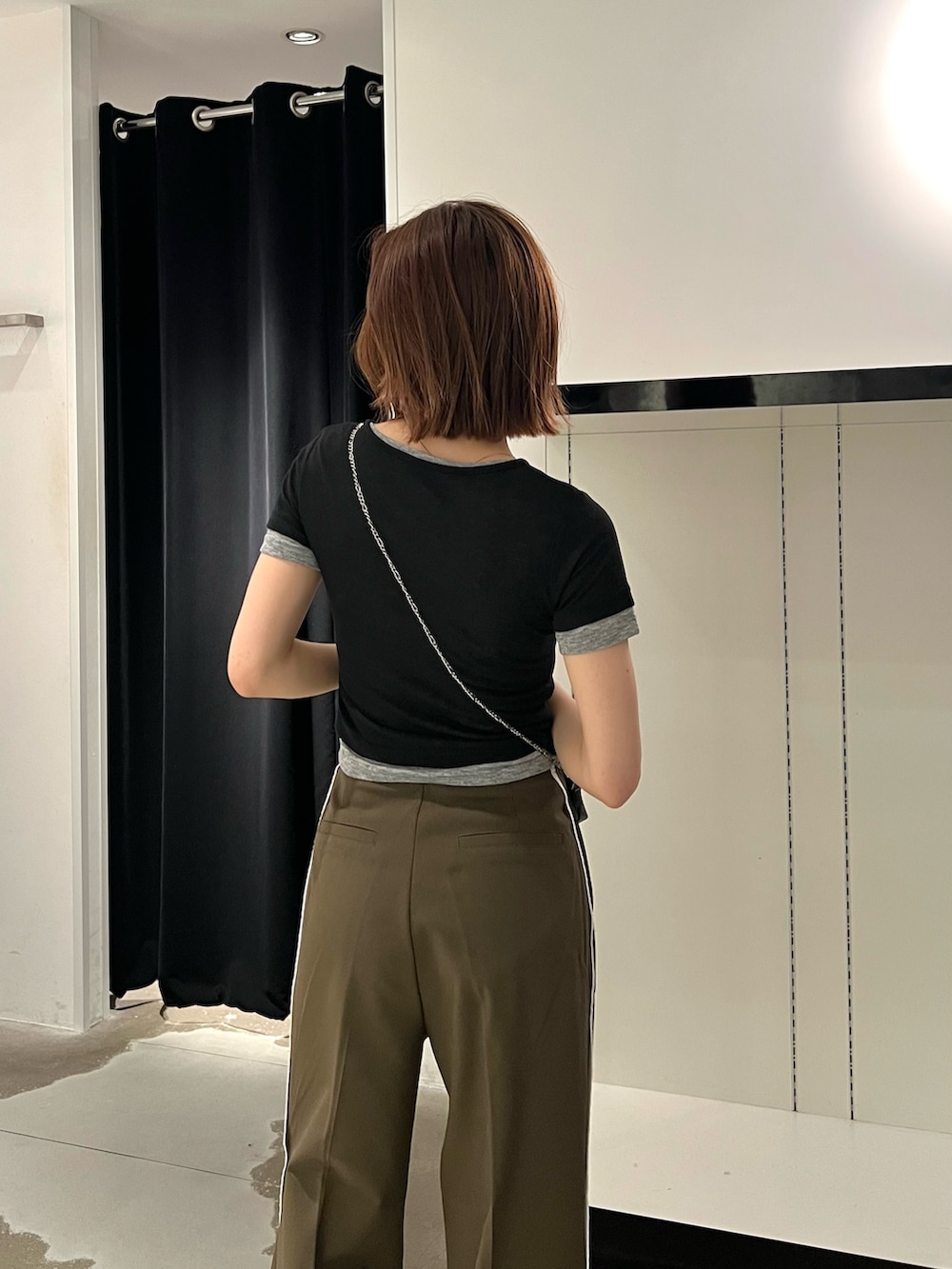 ブラック系のTシャツ/カットソー、ブラック系のサンダル、ブラック系のショルダーバッグを着用したレディースの夏コーディネートの6枚目の写真