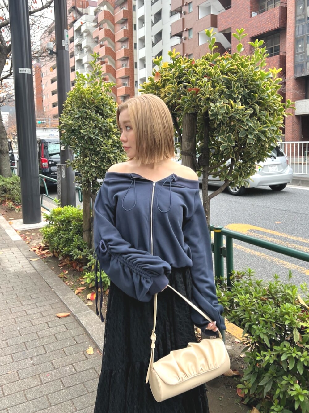 ブラック系のブーツ、ブルー系のスウェット、ブラック系のスカートを着用したレディースの春コーディネートの4枚目の写真