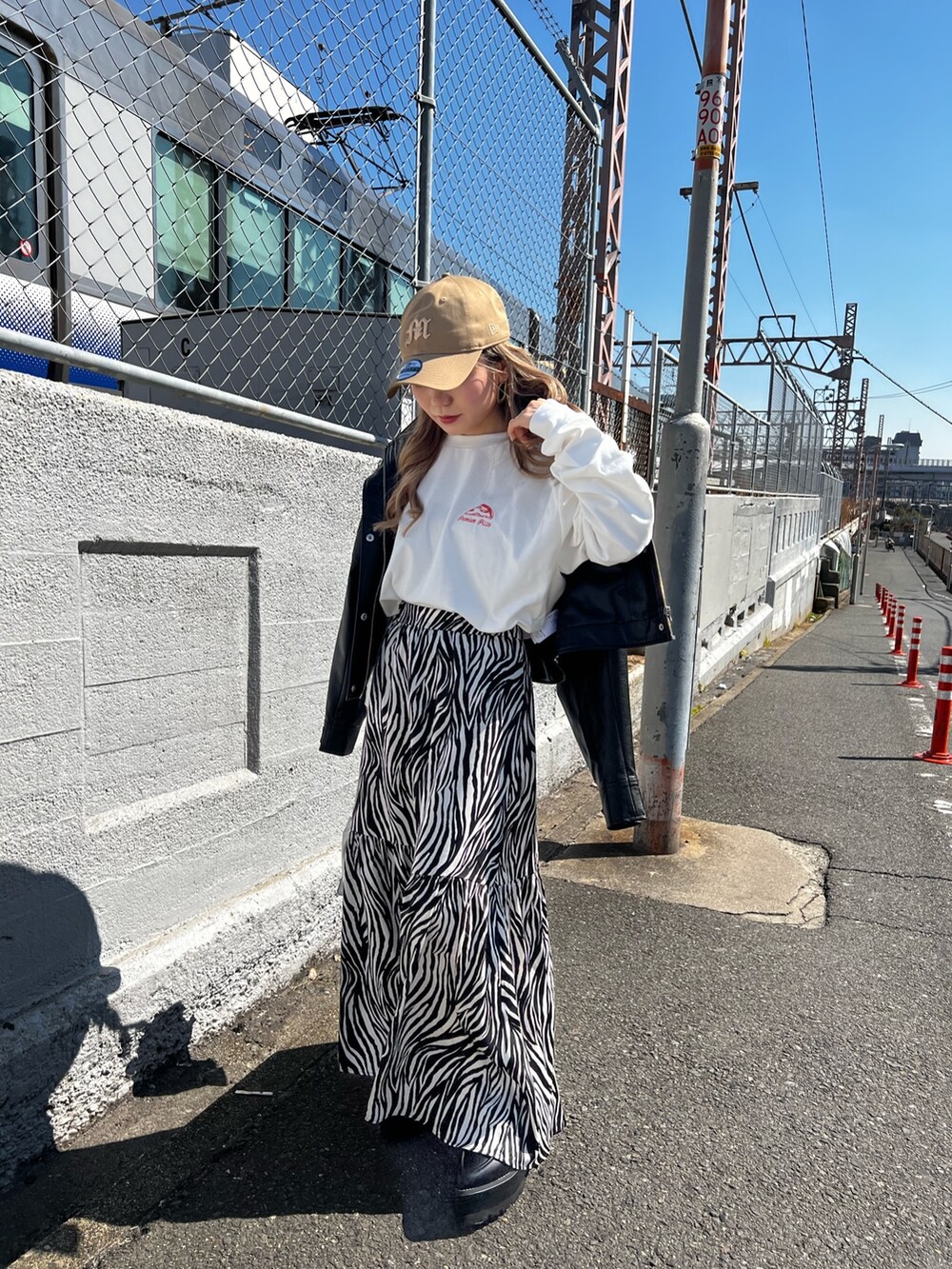 ブラック系のローファー、ホワイト系のTシャツ/カットソー、ホワイト系のスカートを着用したレディースの春コーディネートの2枚目の写真