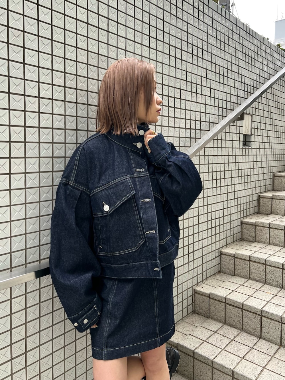 ホワイト系のニット/セーター、ブルー系のワンピース、ブルー系のデニムジャケットを着用したレディースの冬コーディネートの6枚目の写真