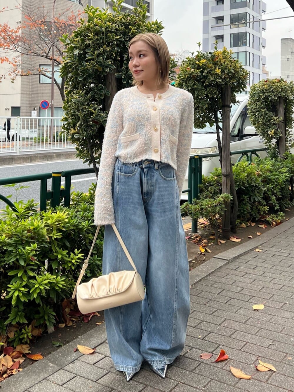 イエロー系のハンドバッグ、ブルー系のその他パンツ、その他のカーディガン/ボレロを着用したレディースの冬コーディネートの4枚目の写真