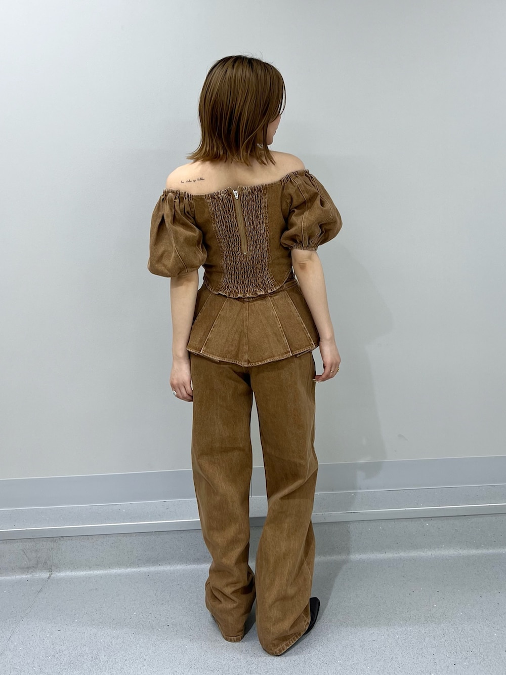 ブラウン系のシャツ/ブラウス、ブラウン系のデニムパンツ、ブラウン系のブーツを着用したレディースの春コーディネートの3枚目の写真