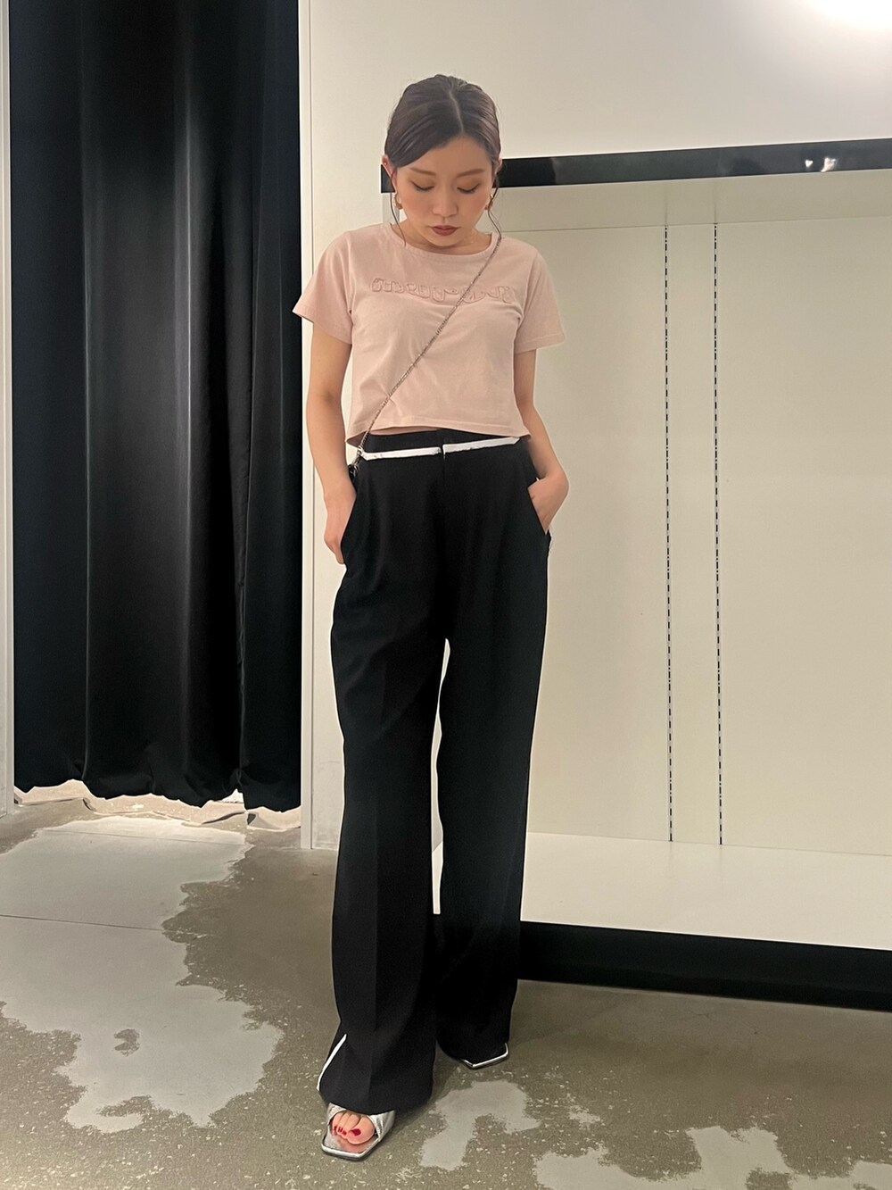 ブラック系のその他パンツ、ブラック系のショルダーバッグ、ピンク系のTシャツ/カットソーを着用したレディースの夏コーディネートの3枚目の写真