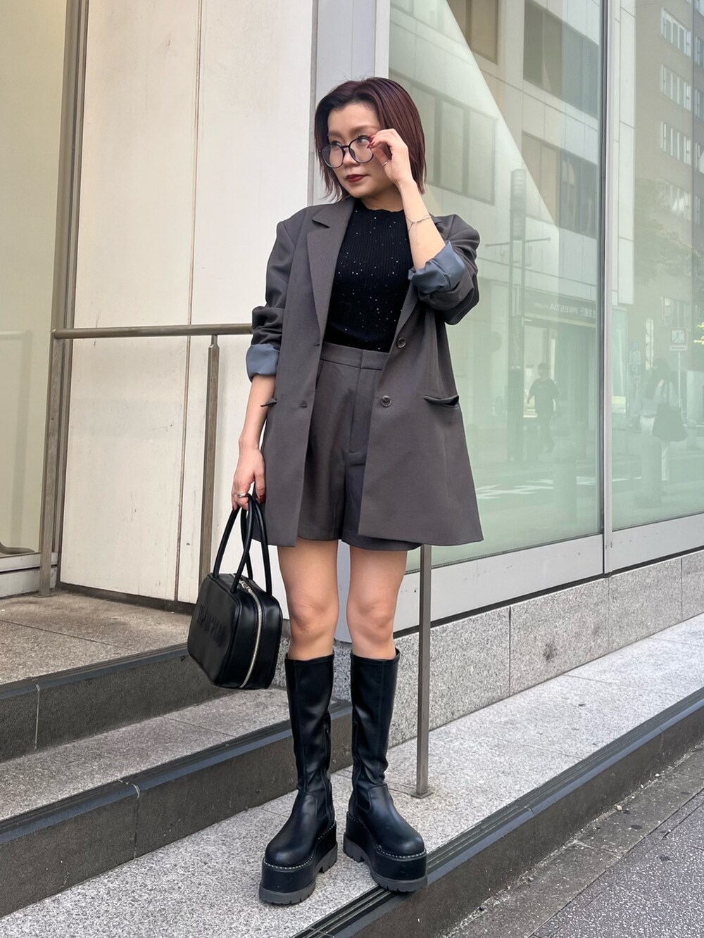 グレー系のテーラードジャケット、グレー系のその他パンツ、ブラック系のニット/セーターを着用したレディースの秋コーディネートの4枚目の写真