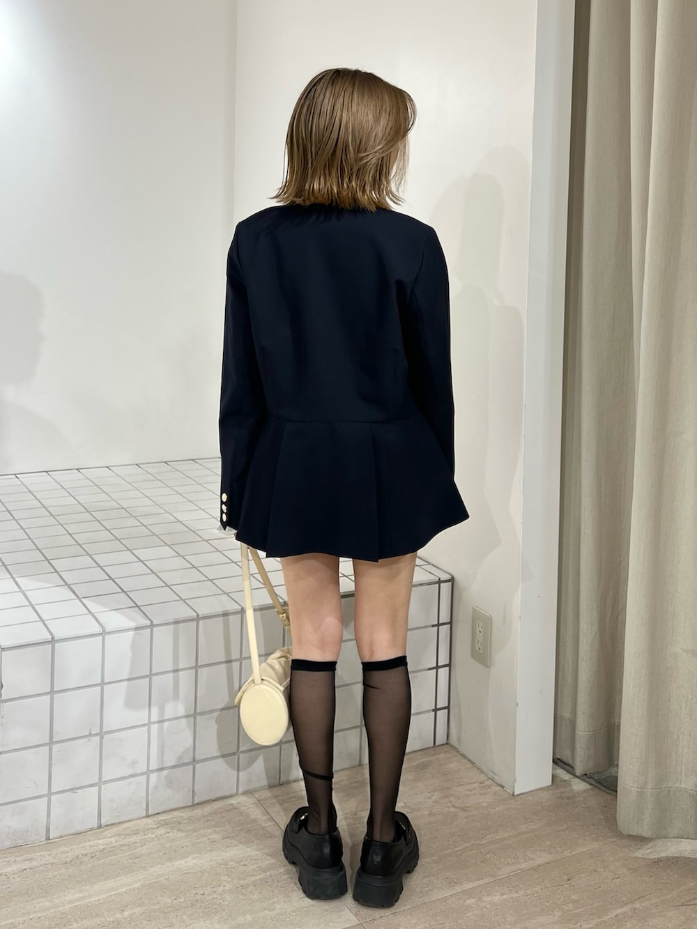 イエロー系のハンドバッグ、ホワイト系のその他パンツ、ホワイト系のニット/セーターを着用したレディースの冬コーディネートの3枚目の写真