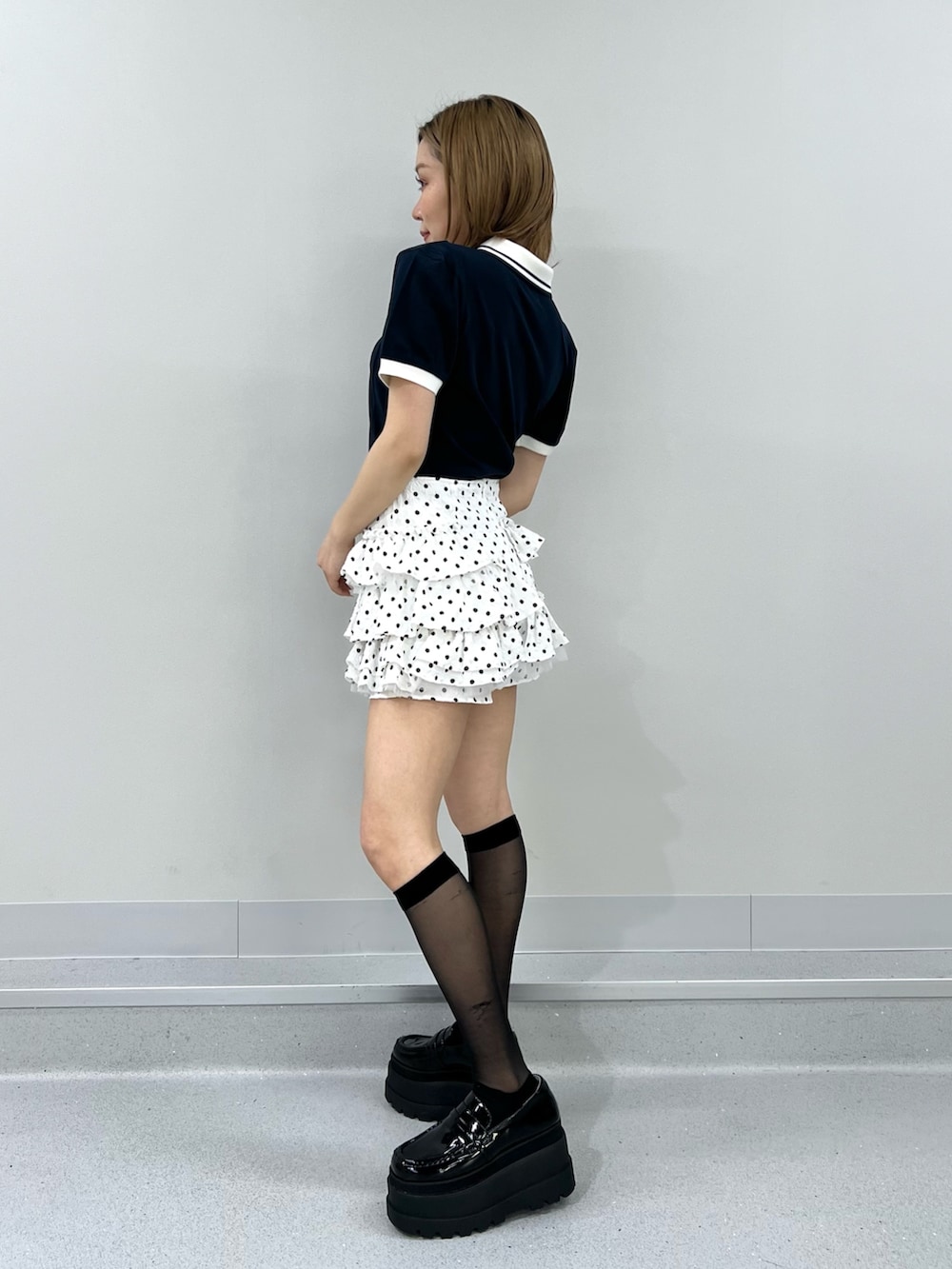 ホワイト系のその他パンツ、ブルー系のTシャツ/カットソーを着用したレディースの春コーディネートの2枚目の写真