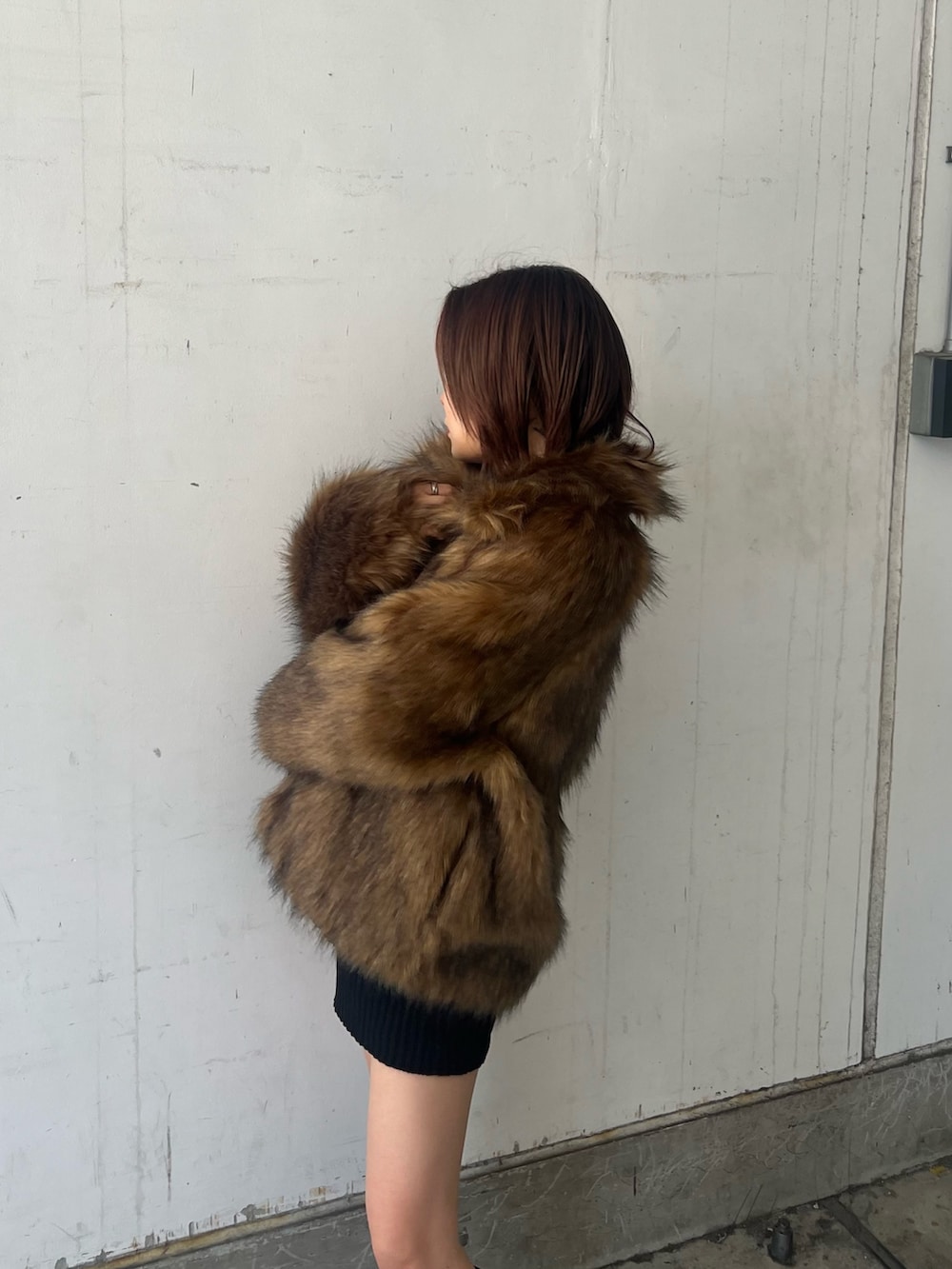 ブラウン系のその他アウター、ブラック系のTシャツ/カットソー、ブラック系のその他パンツを着用したレディースの秋コーディネートの6枚目の写真