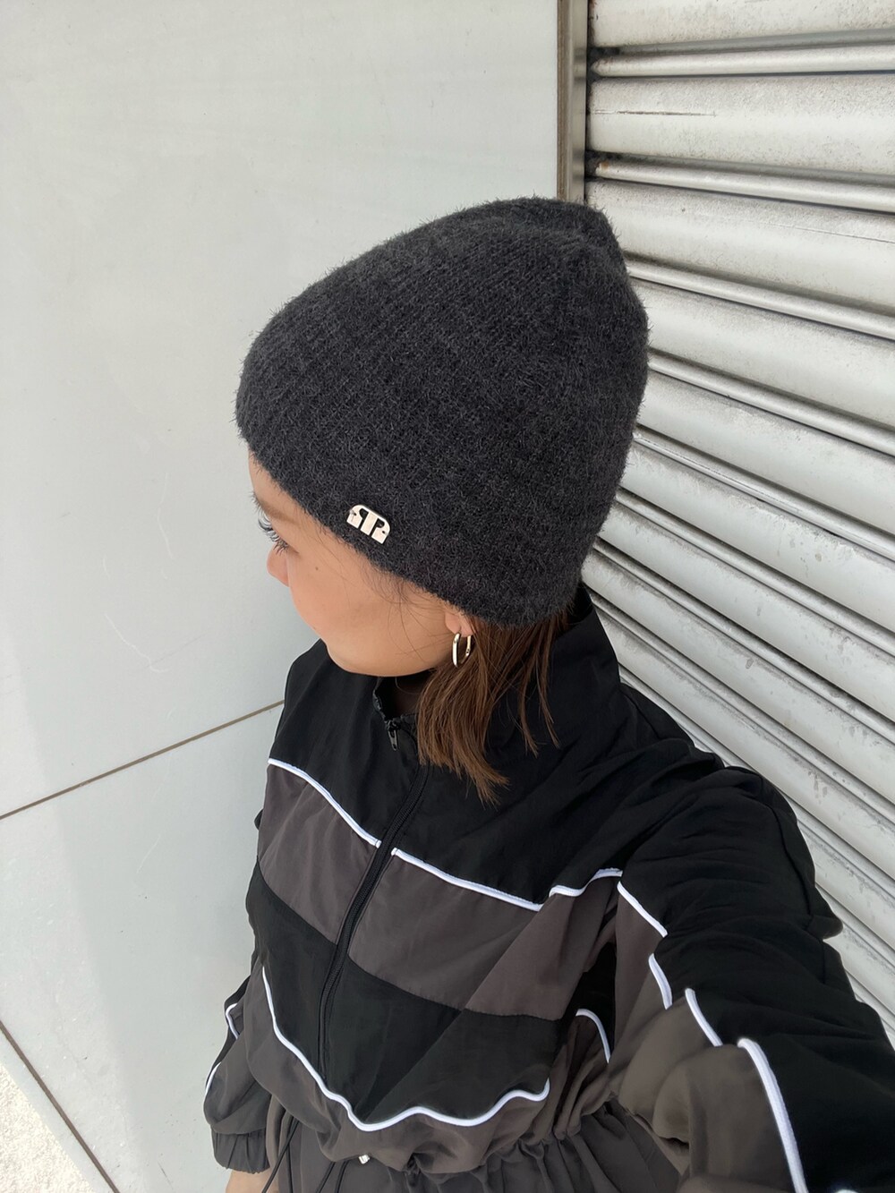 ブラック系のボストンバッグ、ブラック系のワンピース、ブラック系のブーツを着用したレディースの夏コーディネートの8枚目の写真