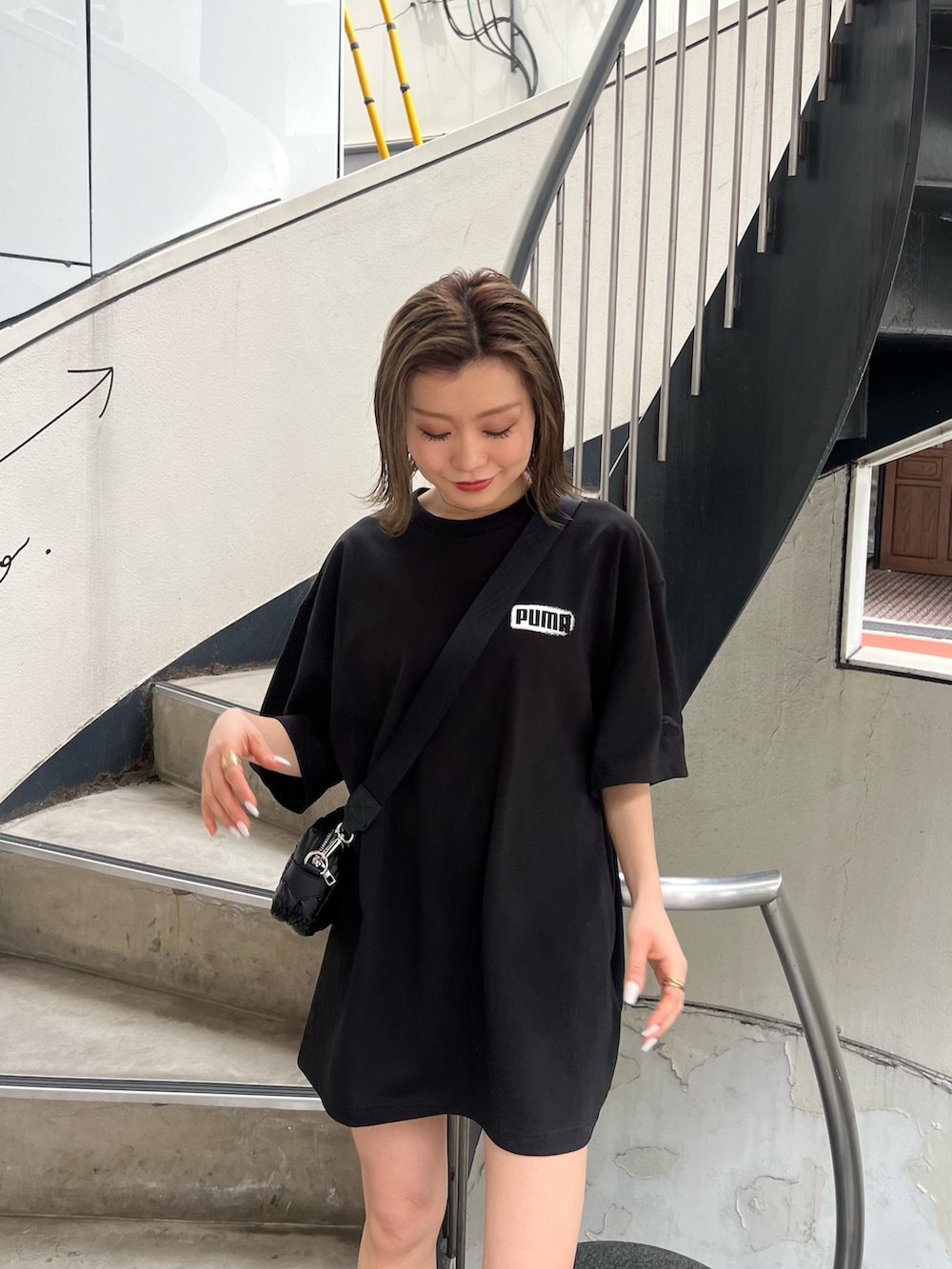 ブラック系のTシャツ/カットソー、ブラック系のブーツ、ブラック系のショルダーバッグを着用したレディースの春コーディネートの4枚目の写真