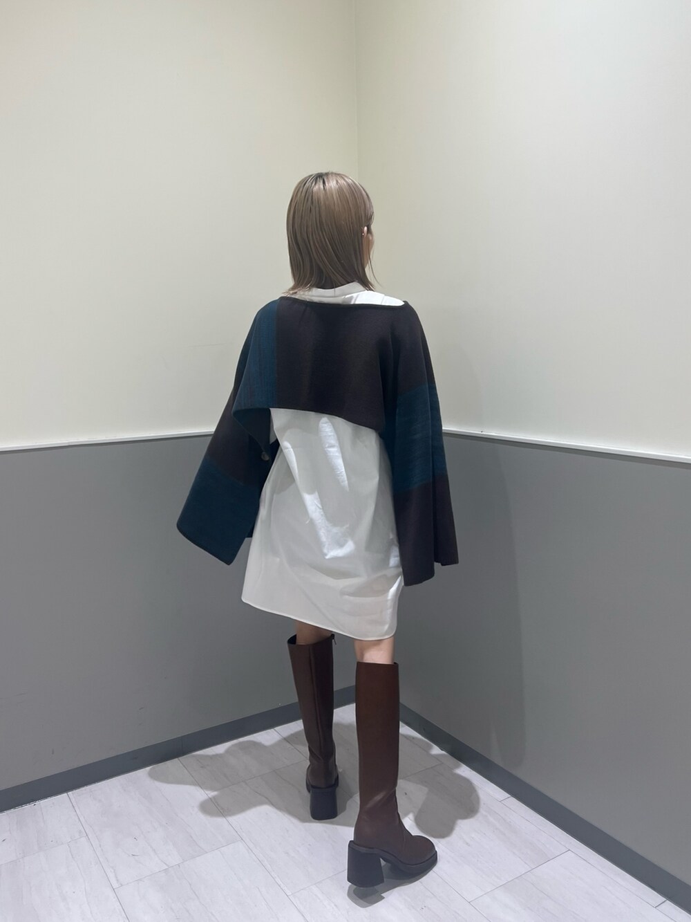 その他のワンピース、ブラウン系のブーツを着用したレディースの夏コーディネートの4枚目の写真