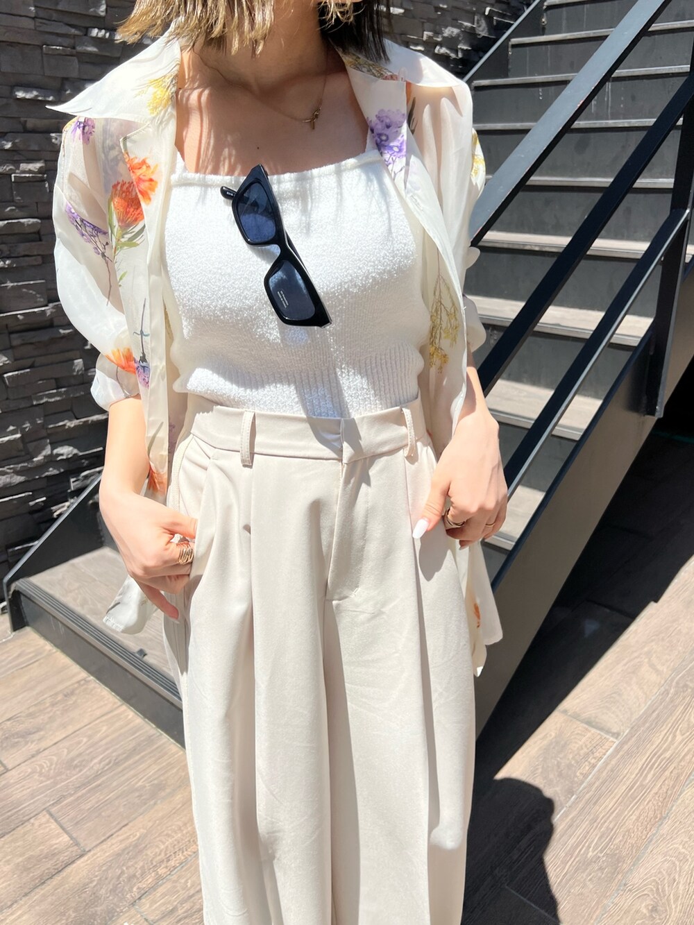 ホワイト系のシャツ/ブラウス、ホワイト系のニット/セーター、ホワイト系のその他パンツを着用したレディースの春コーディネートの6枚目の写真