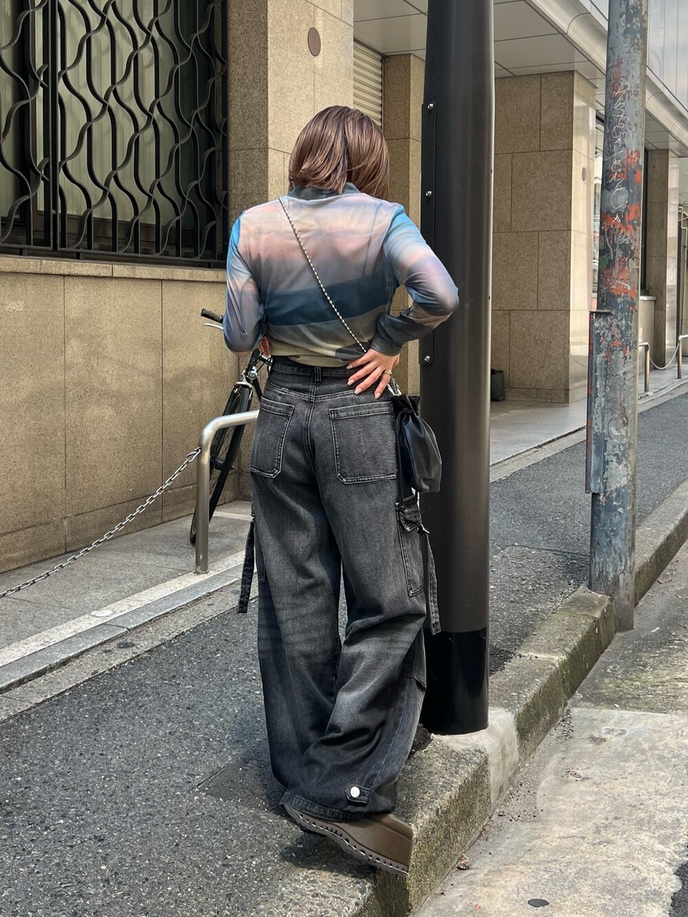 その他のTシャツ/カットソー、ブラック系のデニムパンツ、ブラウン系のブーツを着用したレディースの夏コーディネートの4枚目の写真
