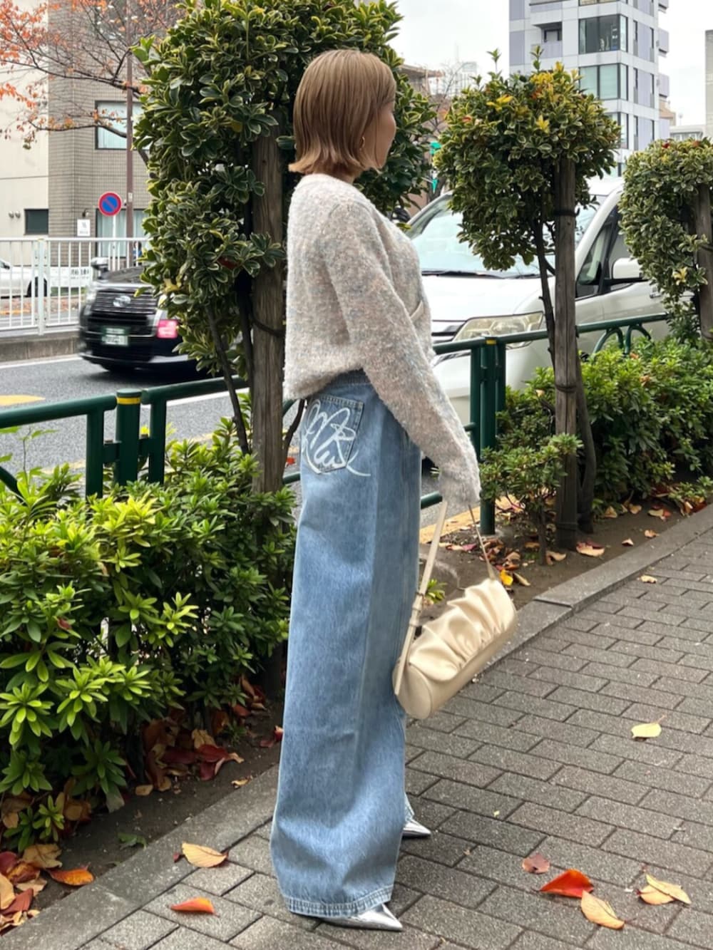 イエロー系のハンドバッグ、ブルー系のその他パンツ、その他のカーディガン/ボレロを着用したレディースの冬コーディネートの2枚目の写真