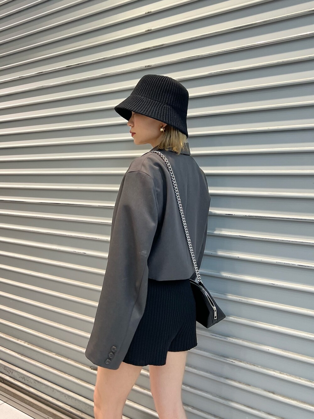 グレー系のテーラードジャケット、ブラック系のその他パンツ、ブラック系のブーツを着用したレディースの春コーディネートの6枚目の写真