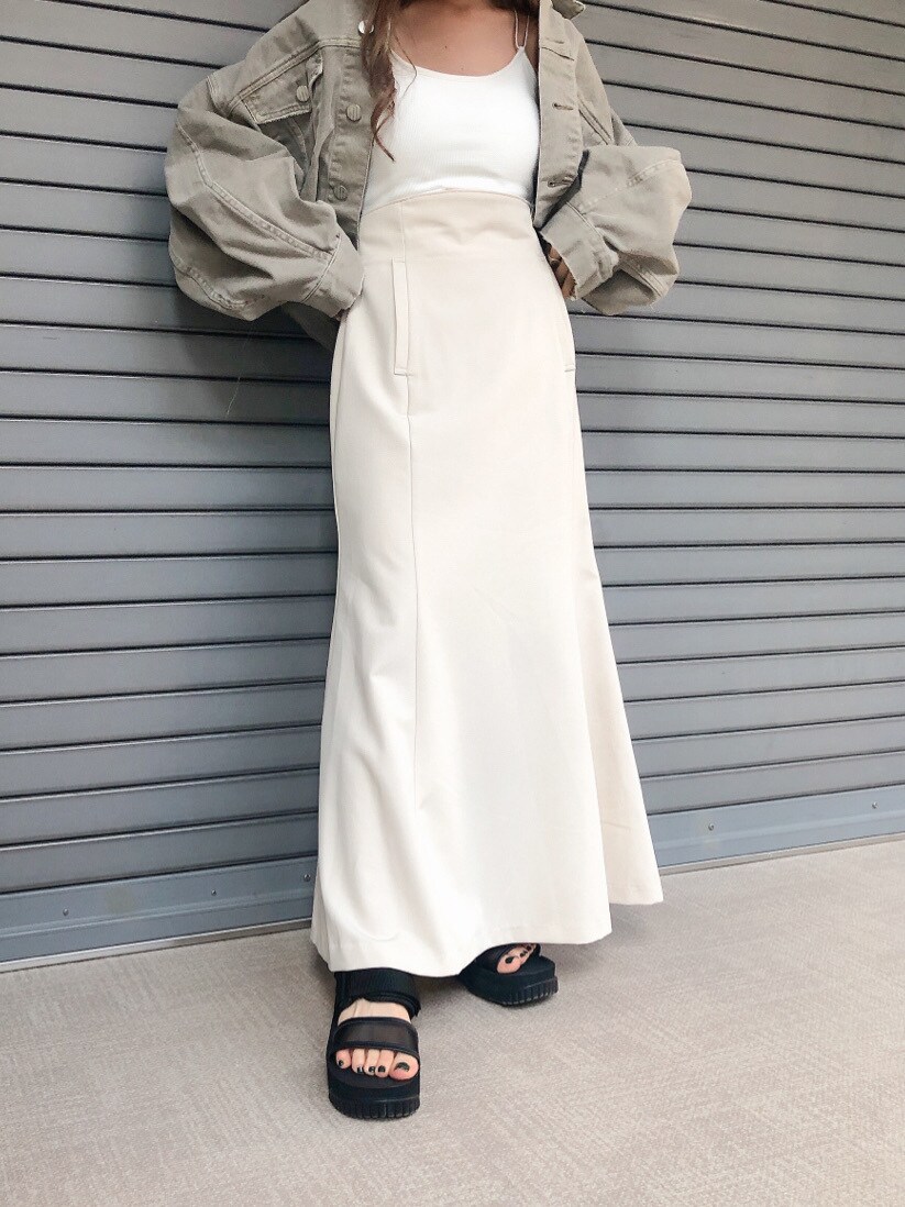 ホワイト系のキャミソール、ベージュ系のデニムジャケットを着用したレディースの春コーディネートの3枚目の写真