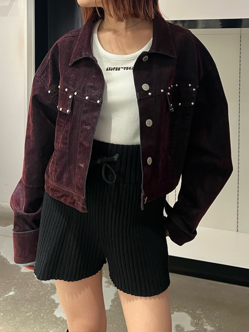 ブラック系のブーツ、ブラック系のその他パンツ、レッド系のデニムジャケットを着用したレディースの秋コーディネートの6枚目の写真