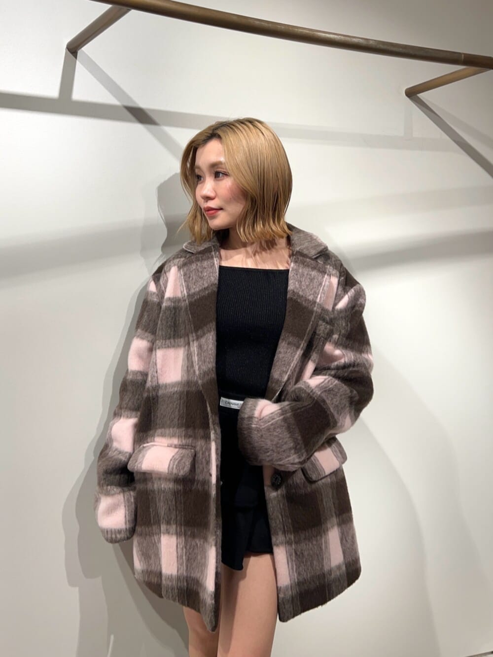 ブラック系のその他パンツ、ブラック系のニット/セーター、その他のテーラードジャケットを着用したレディースの冬コーディネートの4枚目の写真