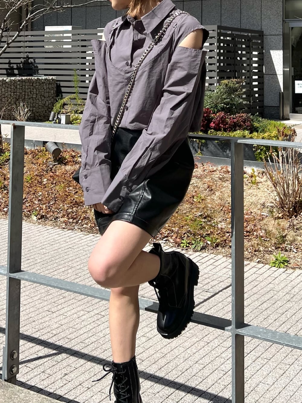 ブラック系のブーツ、ブラック系のスカート、グレー系のシャツ/ブラウスを着用したレディースの春コーディネートの4枚目の写真