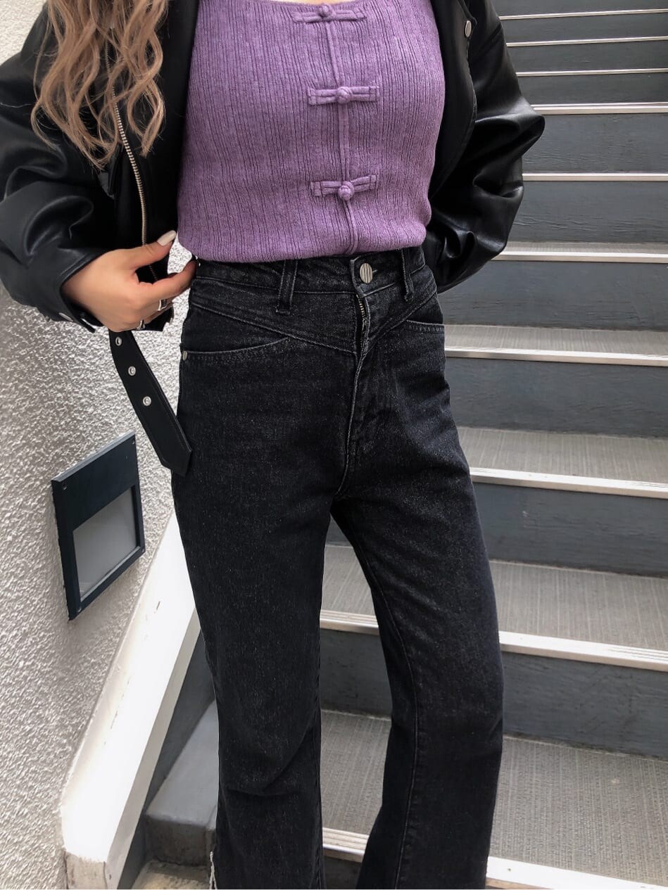 ホワイト系のブーツ、パープル系のニット/セーター、ブラック系のデニムパンツを着用したレディースの秋コーディネートの5枚目の写真