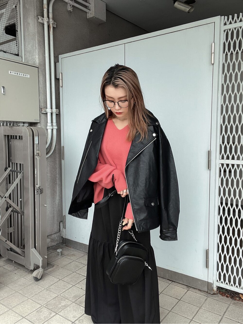 ブラック系のスカート、ブラック系のショルダーバッグ、ピンク系のニット/セーターを着用したレディースの秋コーディネートの5枚目の写真