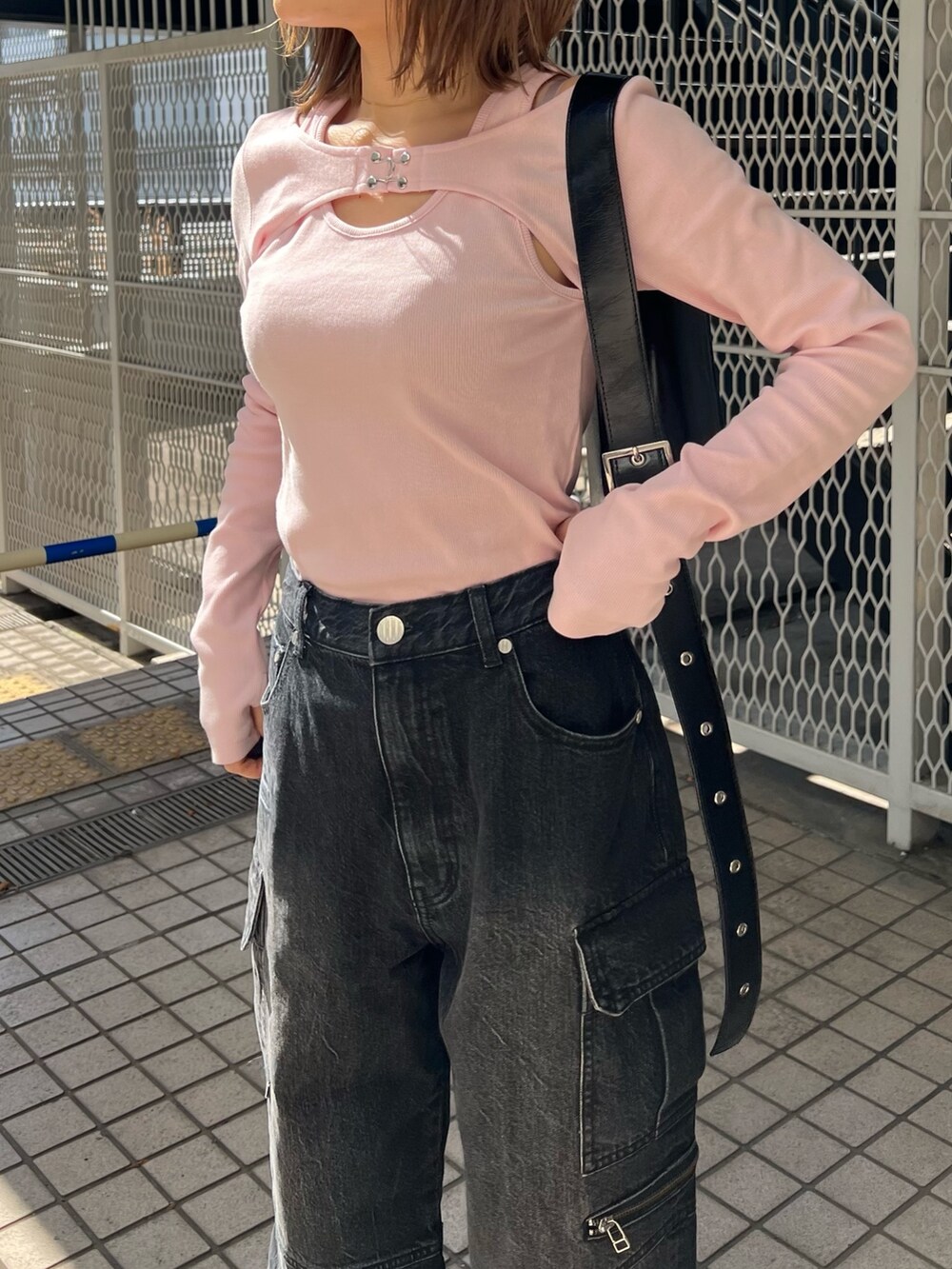 ピンク系のTシャツ/カットソー、ブラック系のデニムパンツ、ホワイト系のブーツを着用したレディースの冬コーディネートの8枚目の写真