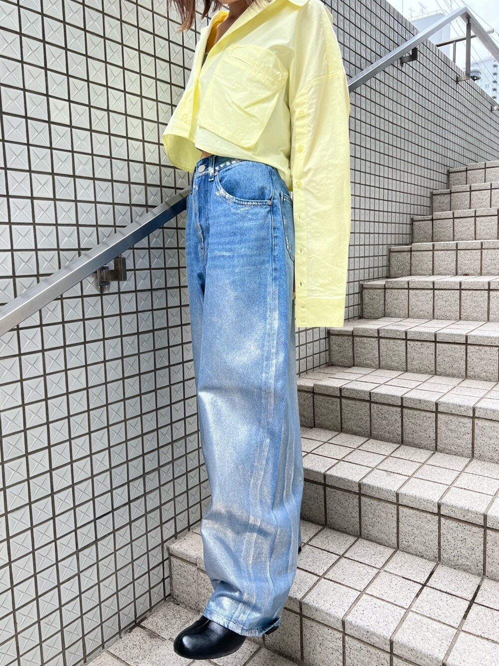 ブラック系のサンダル、ブルー系のデニムパンツ、イエロー系のシャツ/ブラウスを着用したレディースの冬コーディネートの6枚目の写真