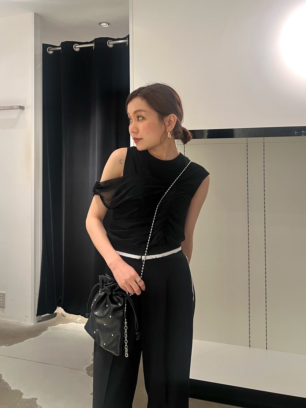 ブラック系のその他パンツ、ブラック系のサンダル、ブラック系のショルダーバッグを着用したレディースの夏コーディネートの4枚目の写真