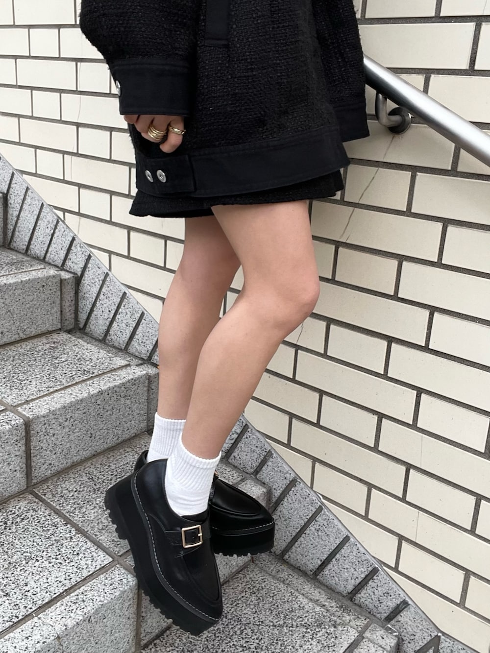ブラック系のブルゾン、ブラック系のカーゴパンツ、ブラック系のローファーを着用したレディースの冬コーディネートの8枚目の写真