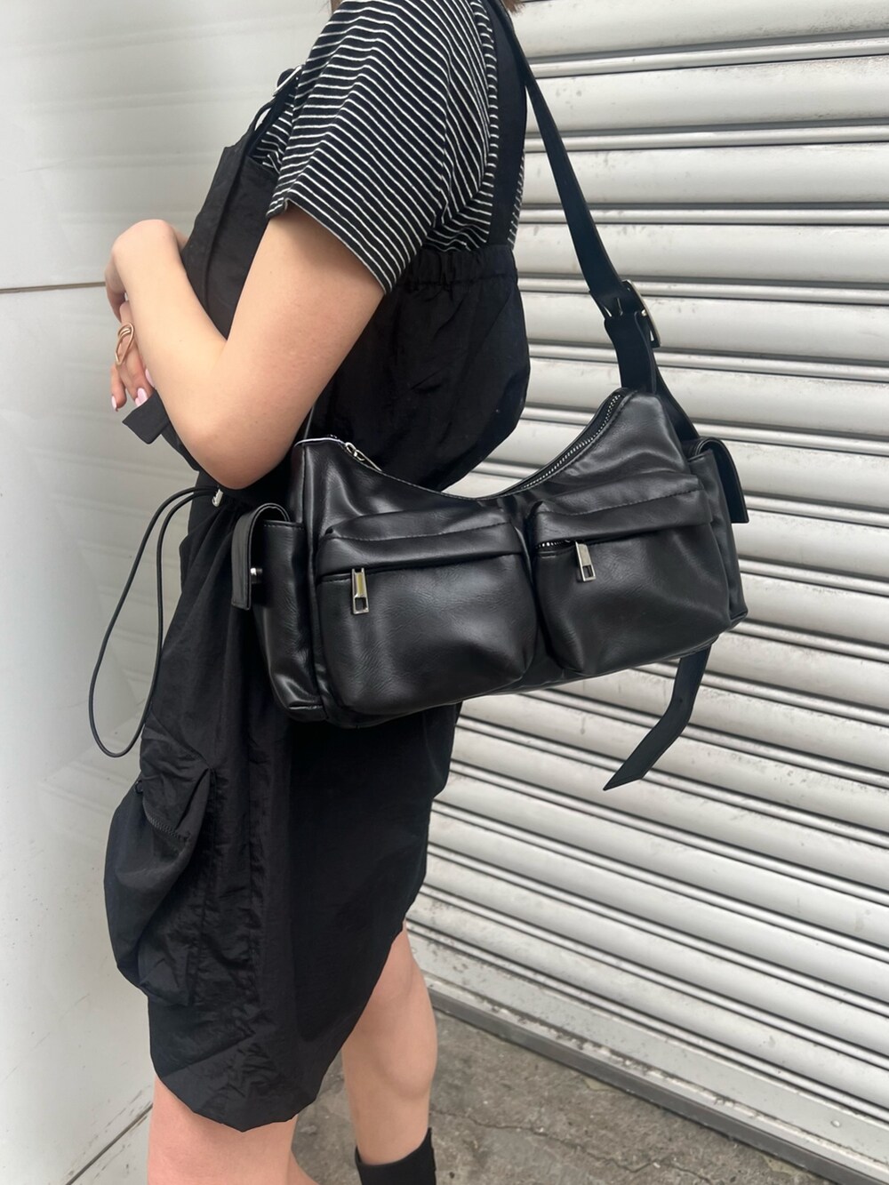 ブラック系のワンピース、その他のTシャツ/カットソー、ブラック系のショルダーバッグを着用したレディースの春コーディネートの7枚目の写真