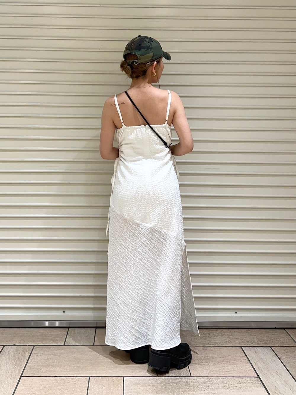 ホワイト系のワンピース、その他のキャップを着用したレディースの夏コーディネートの3枚目の写真