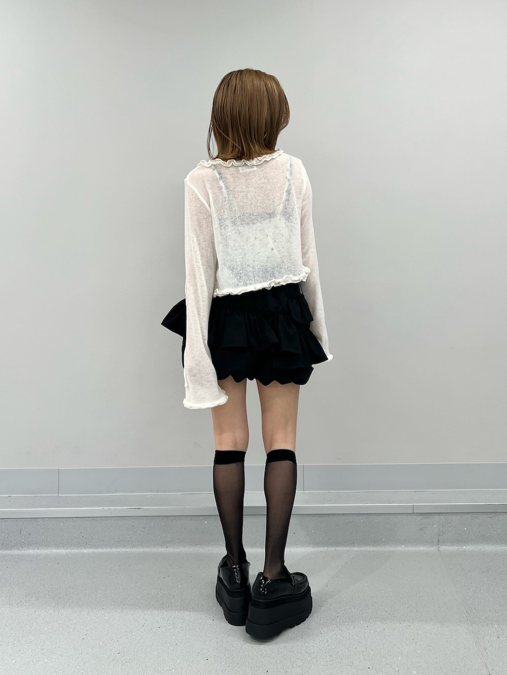 ブラック系のその他パンツ、ホワイト系のカーディガン/ボレロ、ホワイト系のキャミソールを着用したレディースの夏コーディネートの3枚目の写真