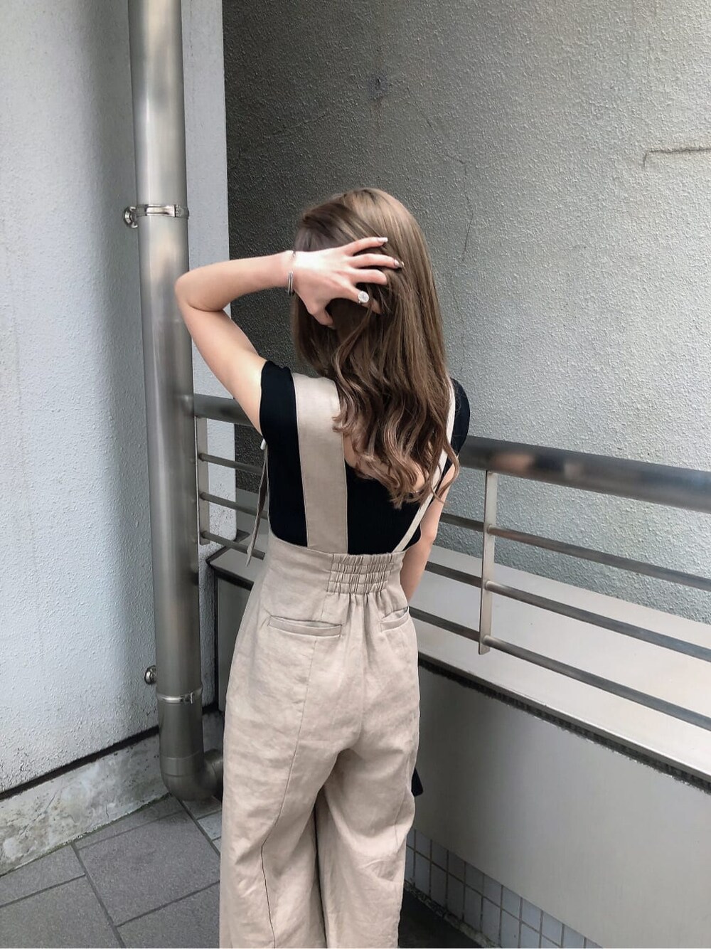 ブラック系のサンダル、ベージュ系のつなぎ/オールインワン、ブラック系のタンクトップを着用したレディースの春コーディネートの5枚目の写真