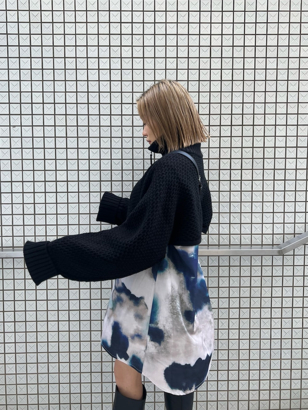 その他のワンピース、ブラック系のブーツ、ブラック系のショルダーバッグを着用したレディースの秋コーディネートの7枚目の写真