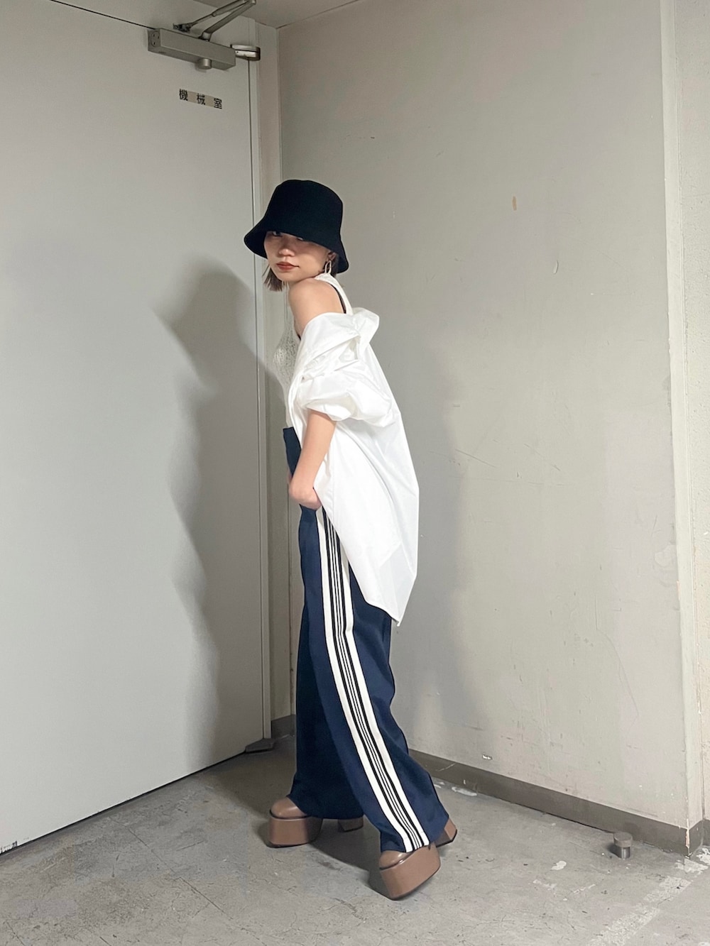 ホワイト系のタンクトップ、ホワイト系のシャツ/ブラウス、ブルー系のその他パンツを着用したレディースの夏コーディネートの4枚目の写真