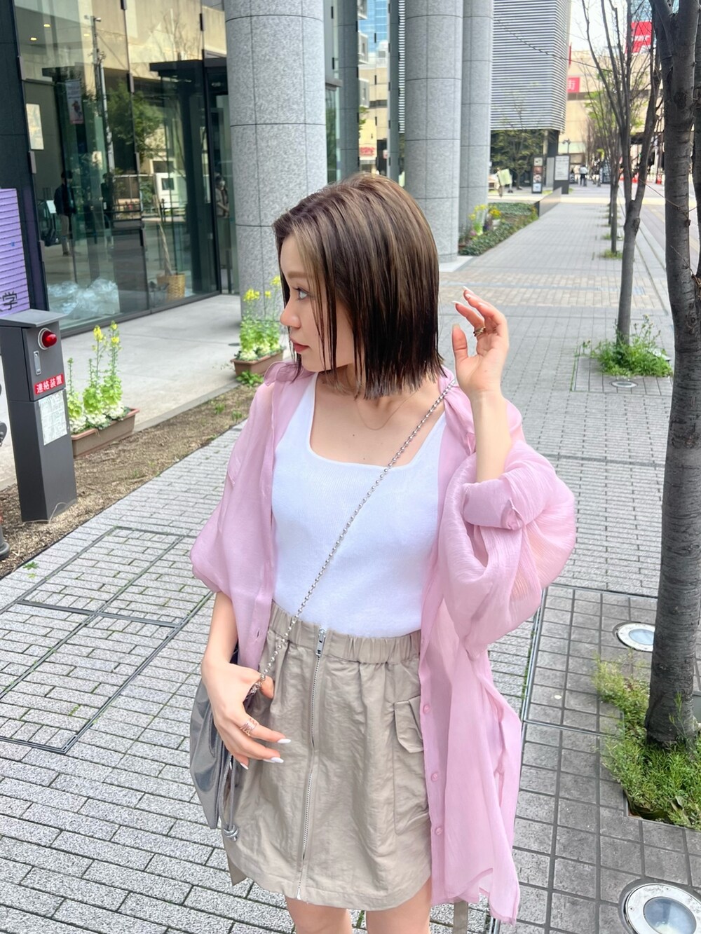 ピンク系のシャツ/ブラウス、ホワイト系のニット/セーター、グレー系のショルダーバッグを着用したレディースの春コーディネートの5枚目の写真