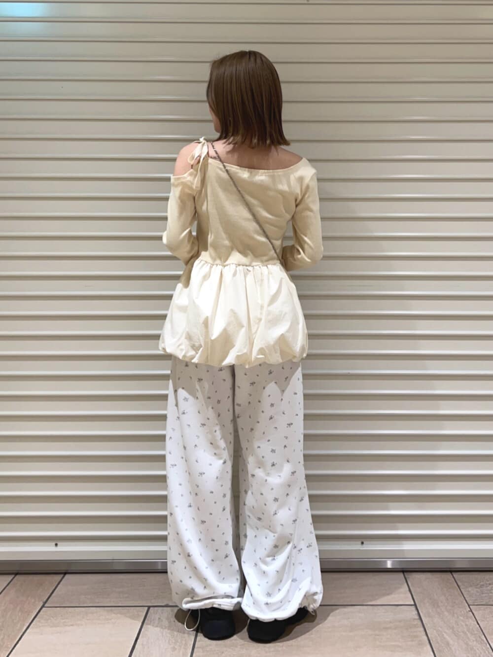 イエロー系のTシャツ/カットソー、ホワイト系のその他パンツを着用したレディースの春コーディネートの3枚目の写真