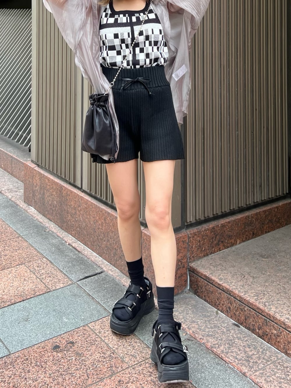 ブラック系のタンクトップ、ブラック系のその他パンツ、ブラック系のショルダーバッグを着用したレディースの春コーディネートの4枚目の写真