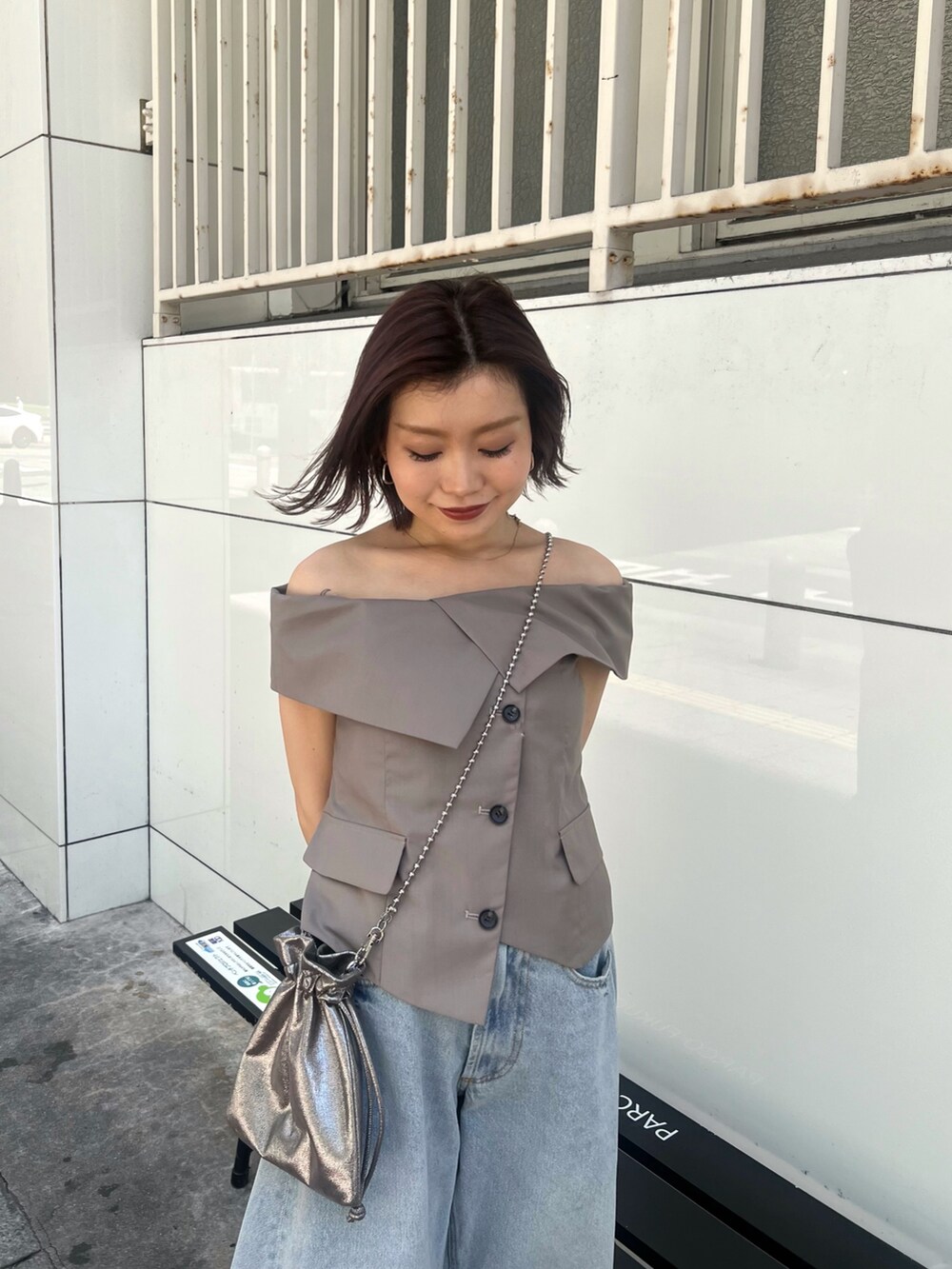 ブラウン系のシャツ/ブラウス、ブルー系のデニムパンツ、シルバー系のサンダルを着用したレディースの夏コーディネートの6枚目の写真